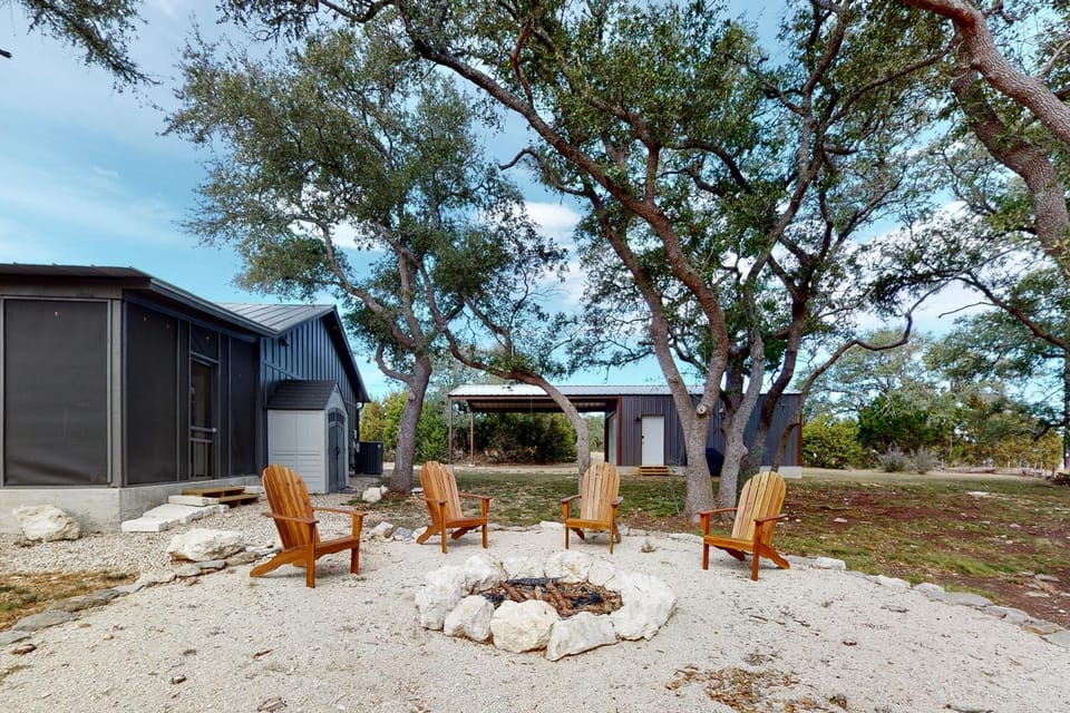 Secluded home with firepit, gas grill, central AC, game room, W/D House in Rio Grande