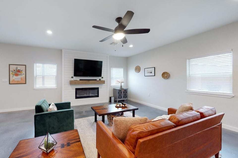 Secluded home with firepit, gas grill, central AC, game room, W/D House in Rio Grande
