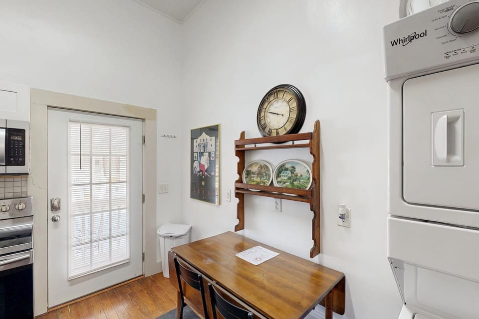 Downtown duplex with patio, enclosed backyard, washer/dryer, streaming, AC, WiFi House in San Antonio