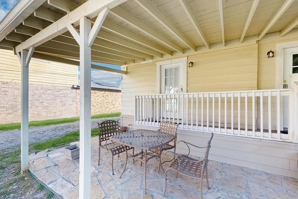 Downtown duplex with patio, enclosed backyard, washer/dryer, streaming, AC, WiFi House in San Antonio
