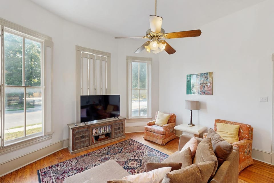 Downtown duplex with patio, enclosed backyard, washer/dryer, streaming, AC, WiFi House in San Antonio
