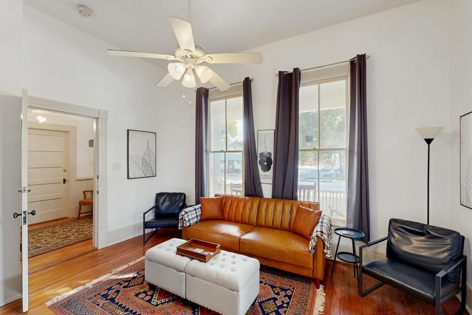 Historic charmer with updated appliances, enclosed yard, & AC - near downtown House in San Antonio
