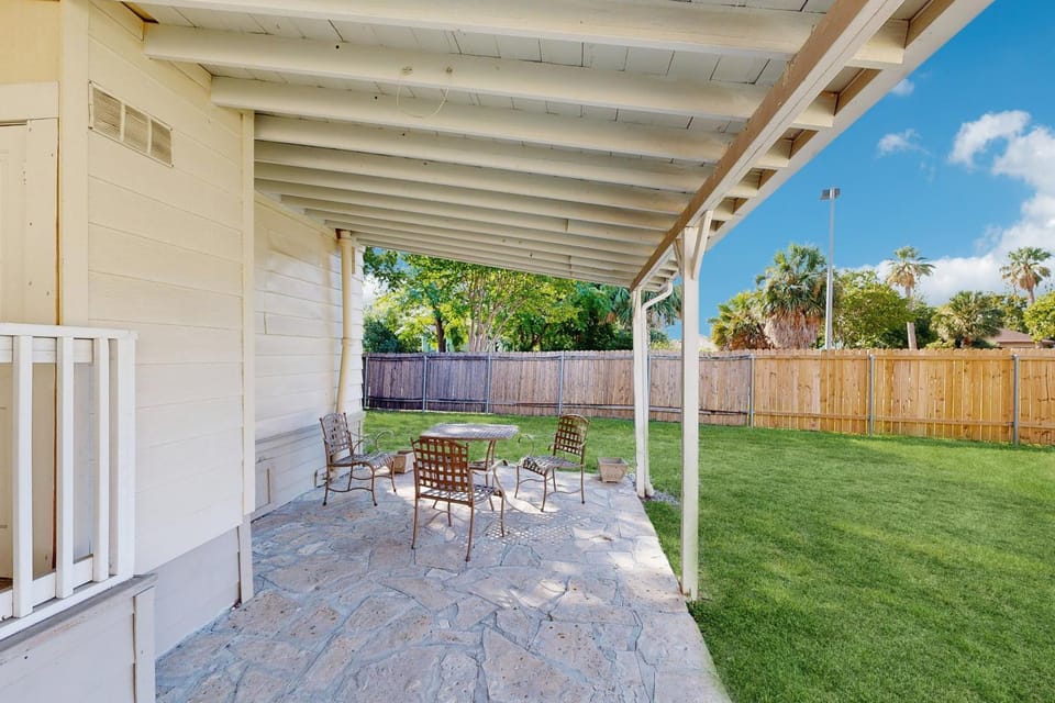 Historic charmer with updated appliances, enclosed yard, & AC - near downtown House in San Antonio
