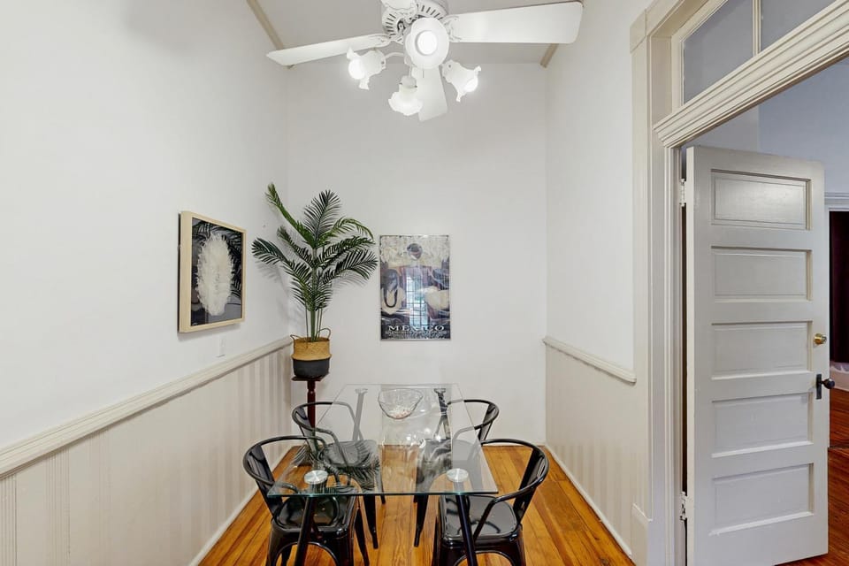 Historic charmer with updated appliances, enclosed yard, & AC - near downtown House in San Antonio