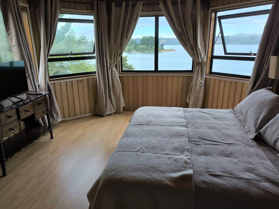 TV and multimedia, Photo of the whole room, Bedroom