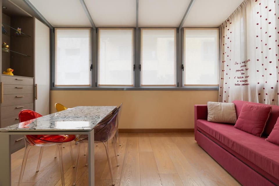 Duomo - San Babila - Elegante Trilocale con balcone Apartment in Milan