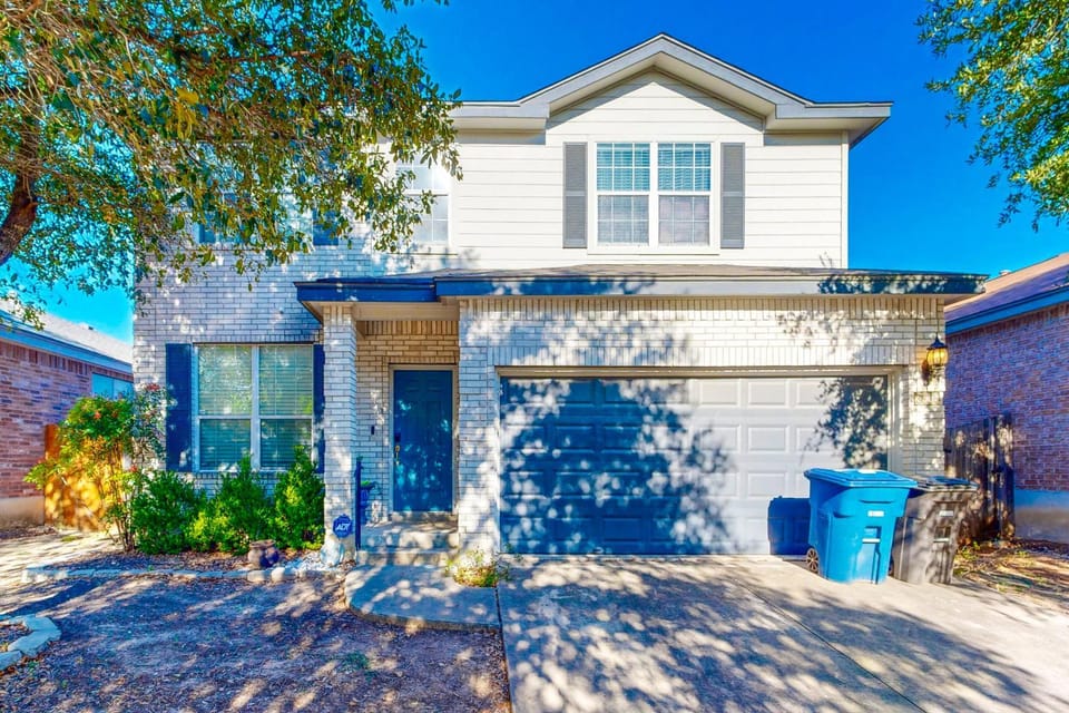 Charming family friendly home, enclosed backyard & 20 miles from San Antonio House in San Antonio