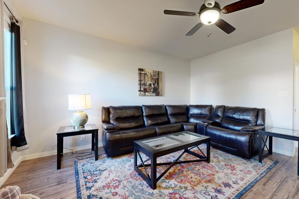 Charming family friendly home, enclosed backyard & 20 miles from San Antonio House in San Antonio