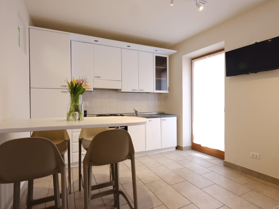 TV and multimedia, Kitchen or kitchenette, Dining area, oven, stove