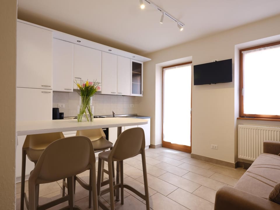 Kitchen or kitchenette, Seating area, Dining area