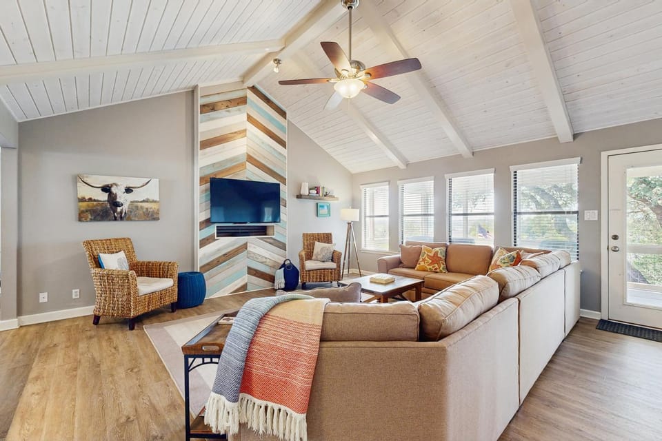 Quiet, private retreat with lake views, huge covered deck, W/D, & fenced yard House in Canyon Lake