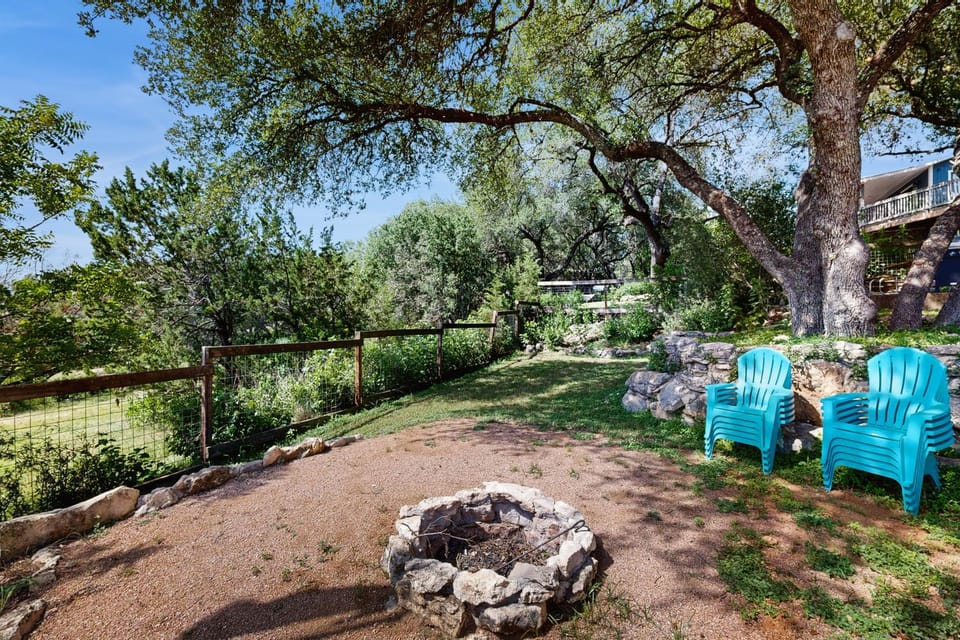 Quiet, private retreat with lake views, huge covered deck, W/D, & fenced yard House in Canyon Lake