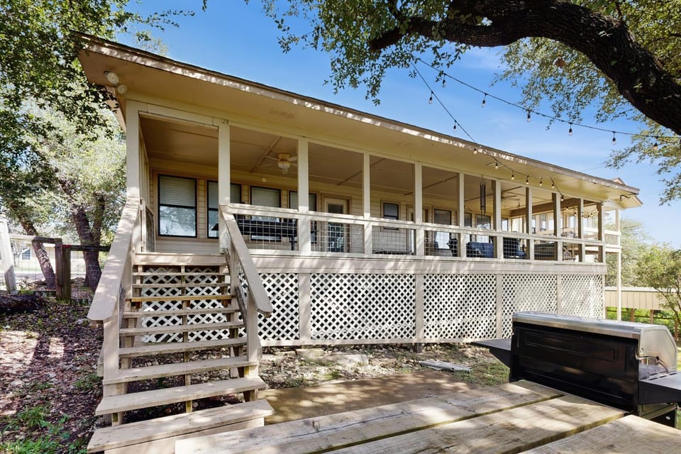 Quiet, private retreat with lake views, huge covered deck, W/D, & fenced yard House in Canyon Lake