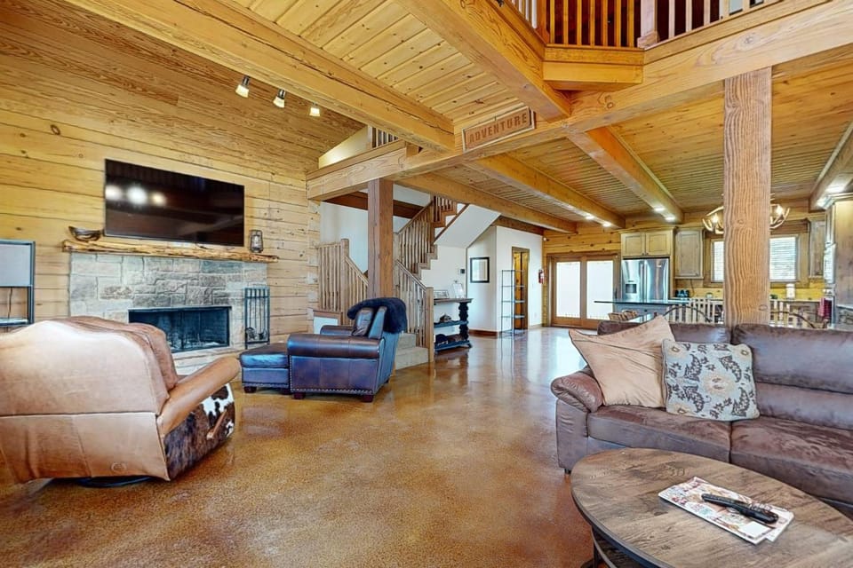 Luxe Lake Living with Bonus Bunk Area & Private Boat Parking - Dogs Welcome House in Canyon Lake