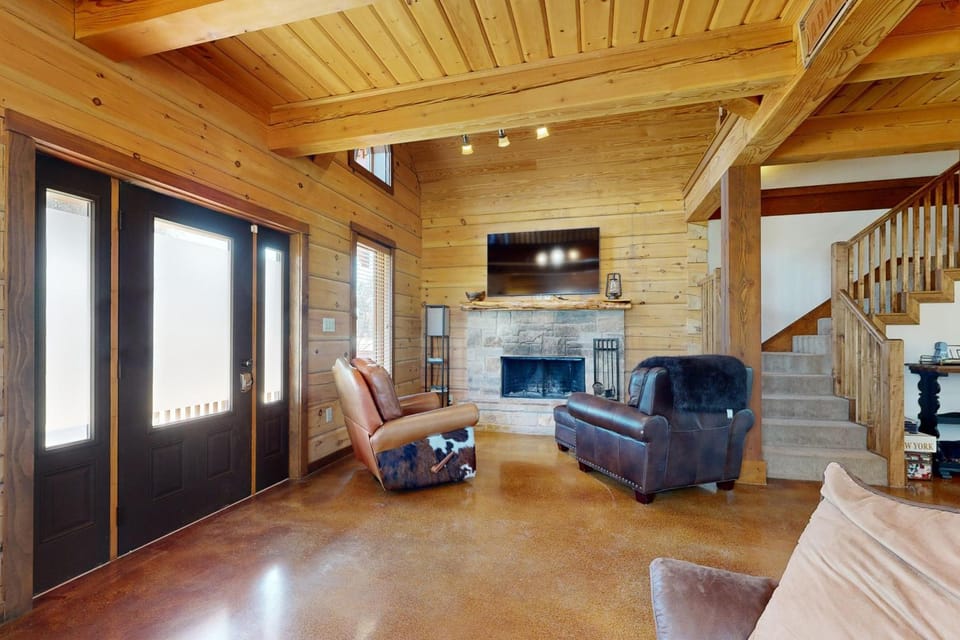 Luxe Lake Living with Bonus Bunk Area & Private Boat Parking - Dogs Welcome House in Canyon Lake