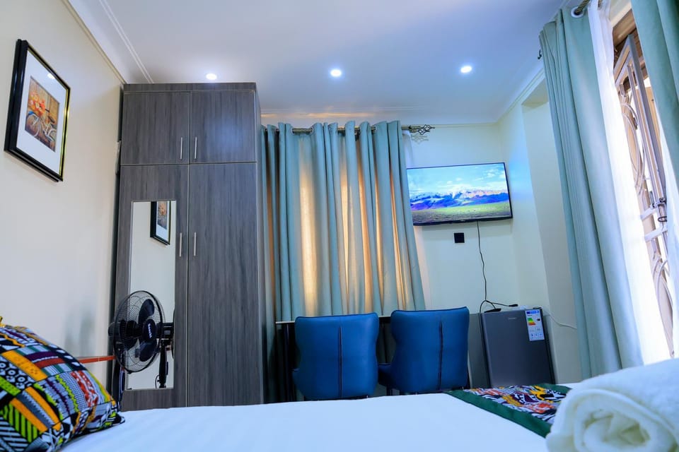Bed, TV and multimedia, Living room, Seating area, Dining area, Evening entertainment, Bedroom, wardrobe