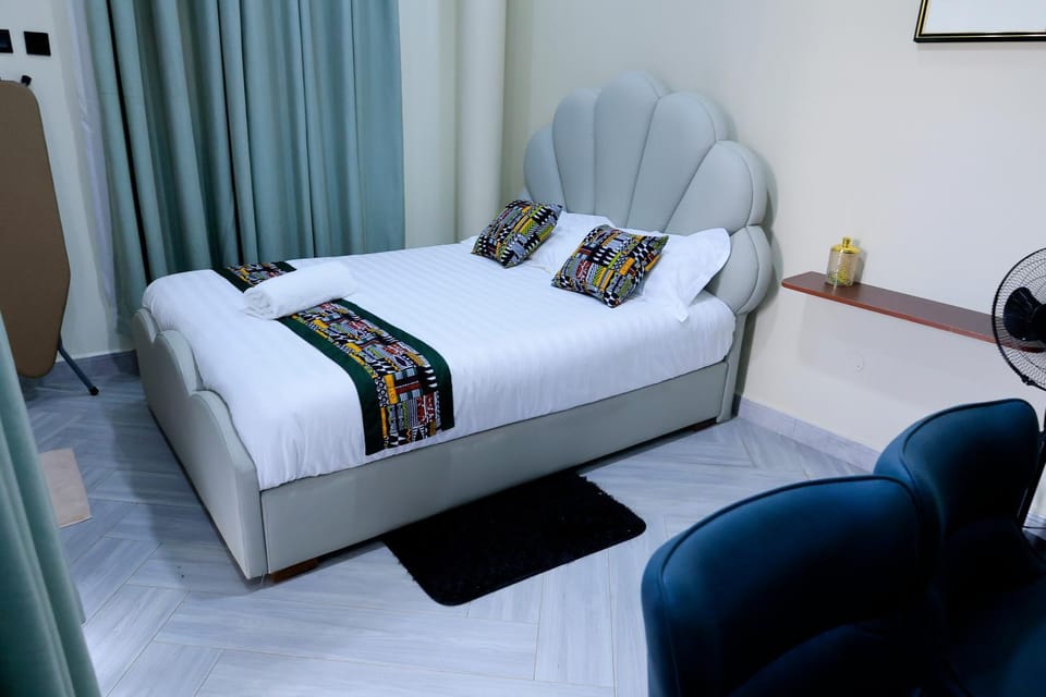 Bed, Seating area, Bedroom