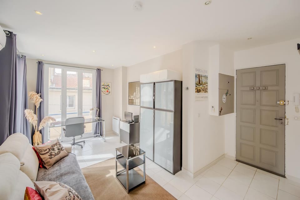 Bed, Living room, Seating area, wardrobe