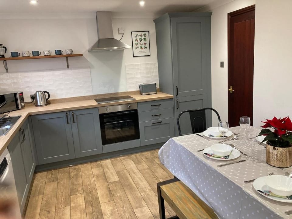 Coffee/tea facilities, Kitchen or kitchenette, Dining area, pet friendly, stove, toaster