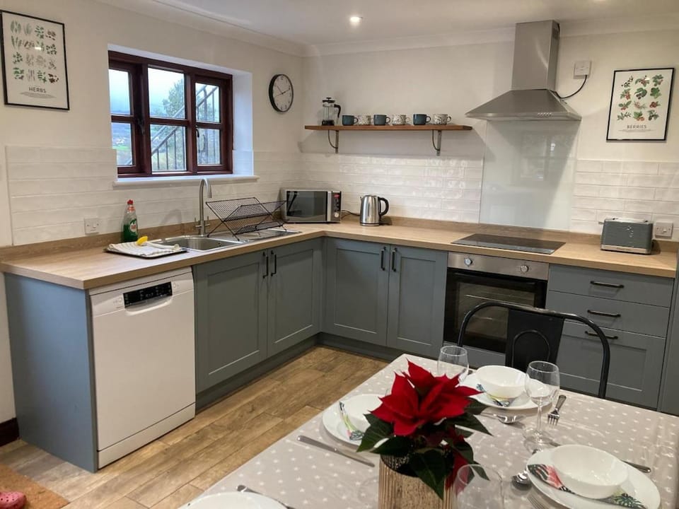 Kitchen or kitchenette, Dining area, dishwasher, pet friendly, stove