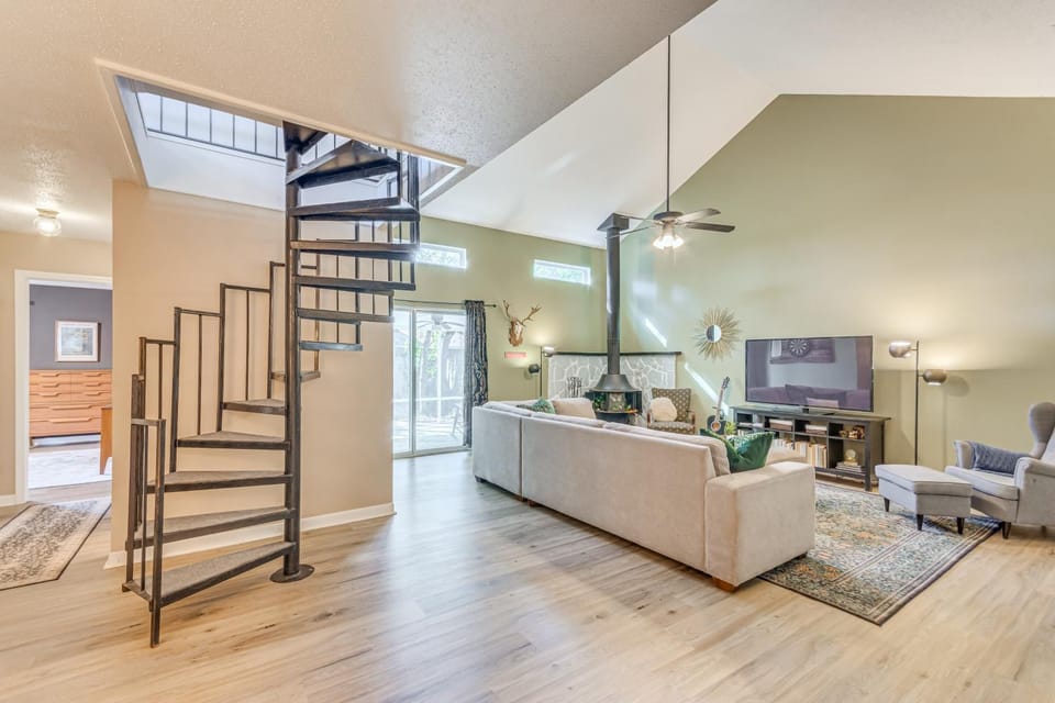 Cottage Vibes in Shalimar! Pet-Friendly Townhome House in Lake Lorraine
