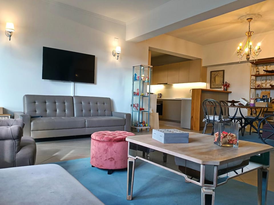 Communal lounge/ TV room, TV and multimedia, Living room, Seating area, Evening entertainment