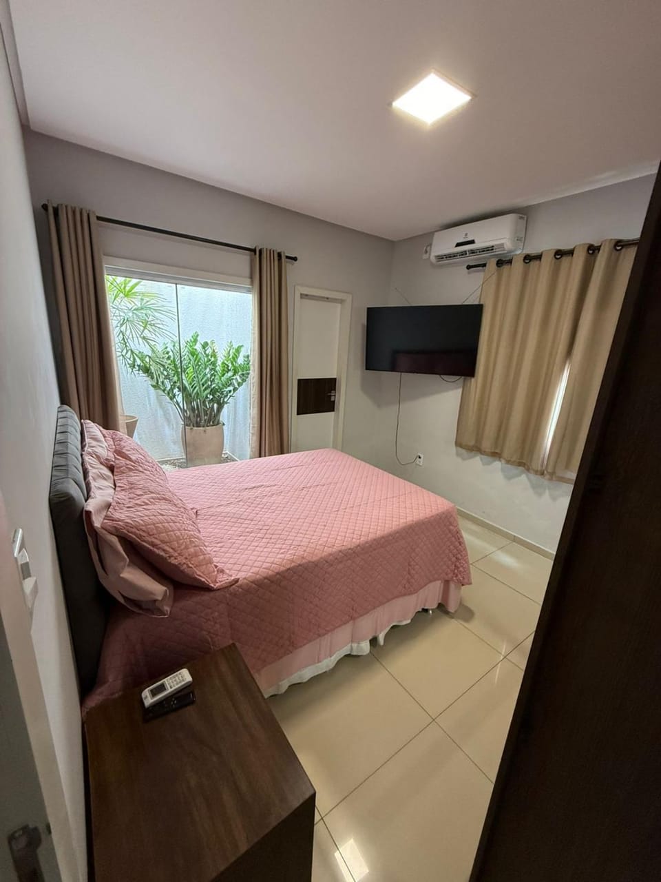 Bed, TV and multimedia, Photo of the whole room, Bedroom