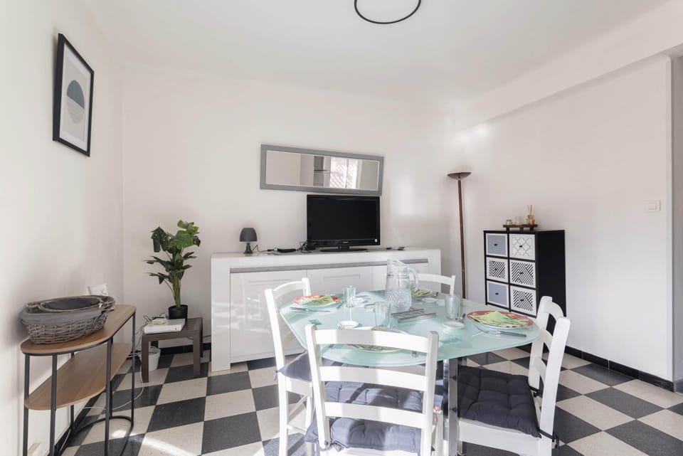 Property building, Kitchen or kitchenette, Living room
