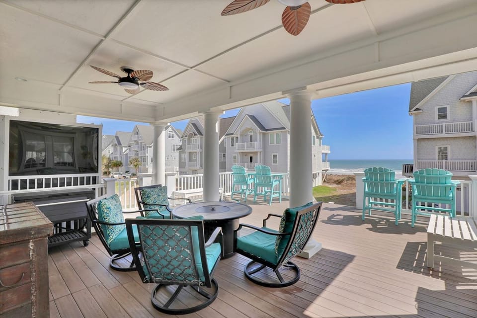 Beautiful 5 Bedroom oceanfront home with community pool House in North Topsail Beach