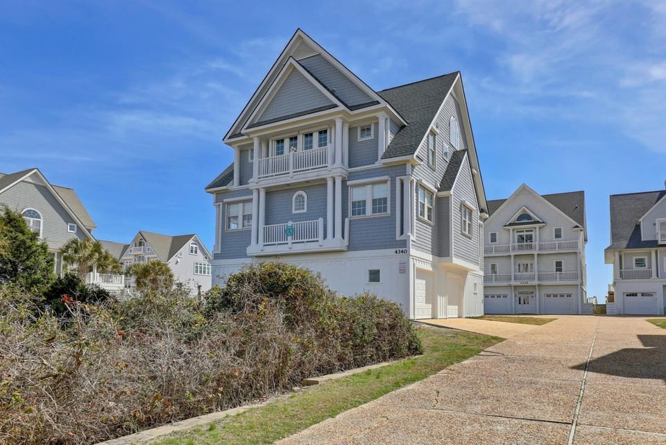 Beautiful 5 Bedroom oceanfront home with community pool House in North Topsail Beach