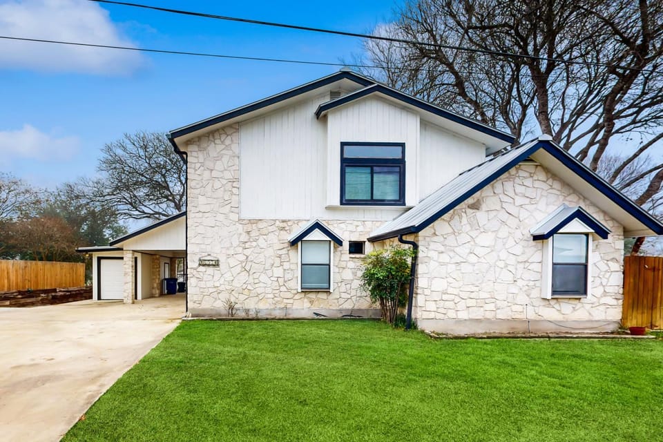 Idyllic waterfront getaway with private hot tub & deck views - near golf House in Seguin