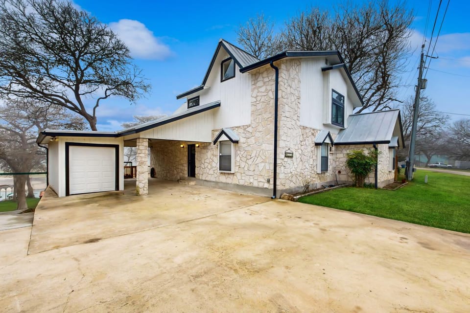 Idyllic waterfront getaway with private hot tub & deck views - near golf House in Seguin