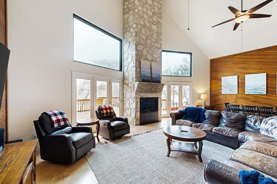 Idyllic waterfront getaway with private hot tub & deck views - near golf House in Seguin