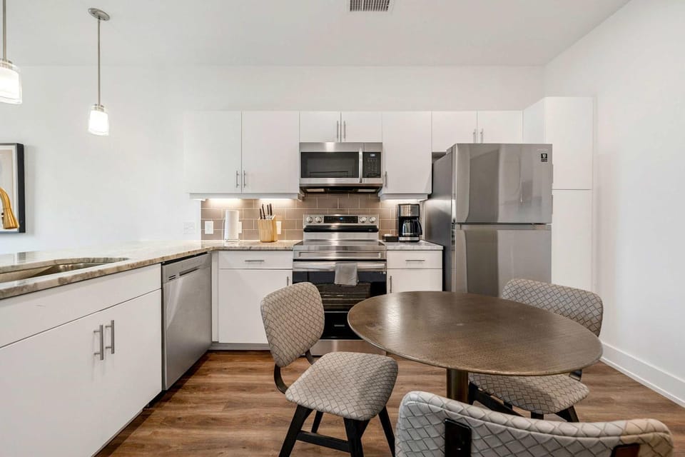 Coffee/tea facilities, Kitchen or kitchenette, Dining area, dishwasher, oven, stove, toaster
