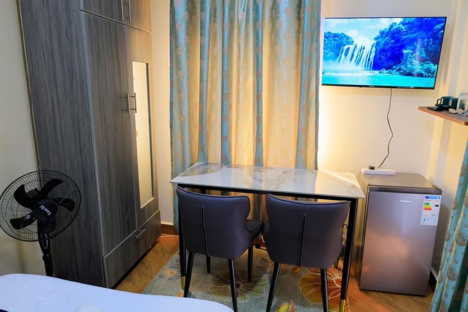 Bed, TV and multimedia, Seating area, Dining area, wardrobe