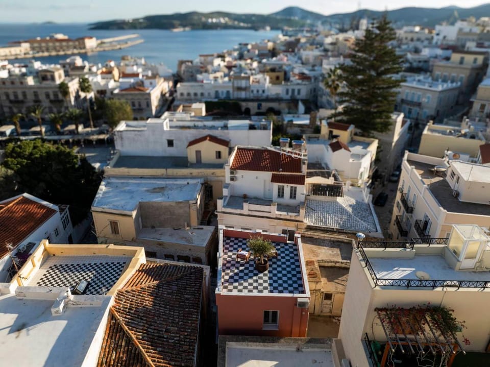 The Urban Parrot Maisonette Villa in Decentralized Administration of the Aegean