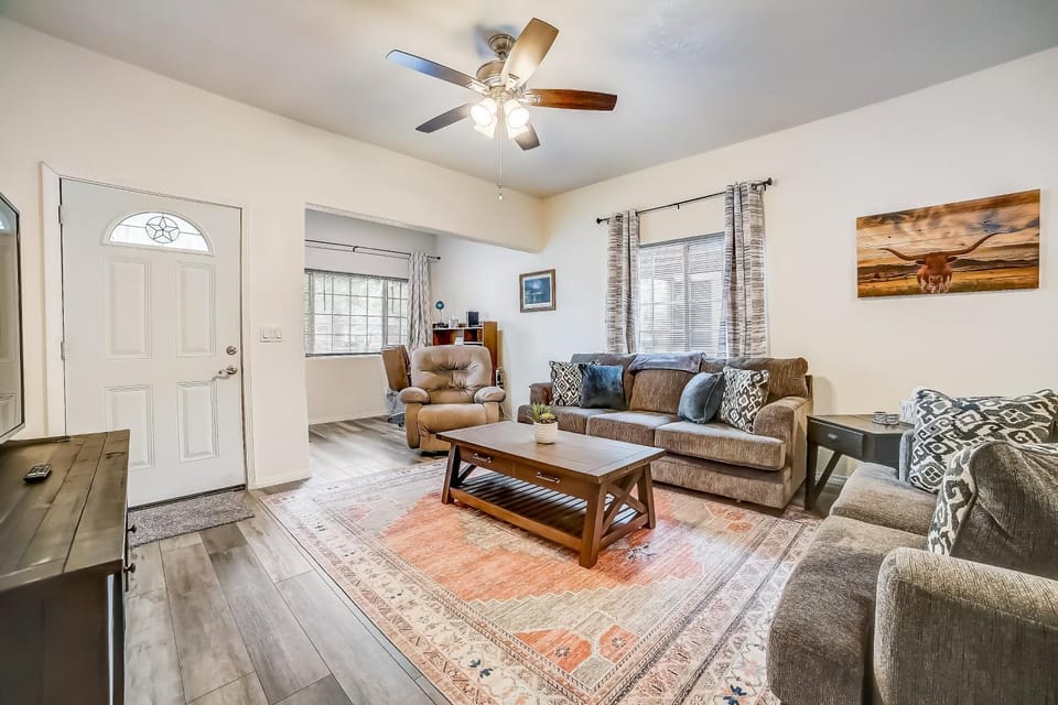 Roomy, modern farmhouse escape in the heart of downtown with central AC & heat House in San Antonio
