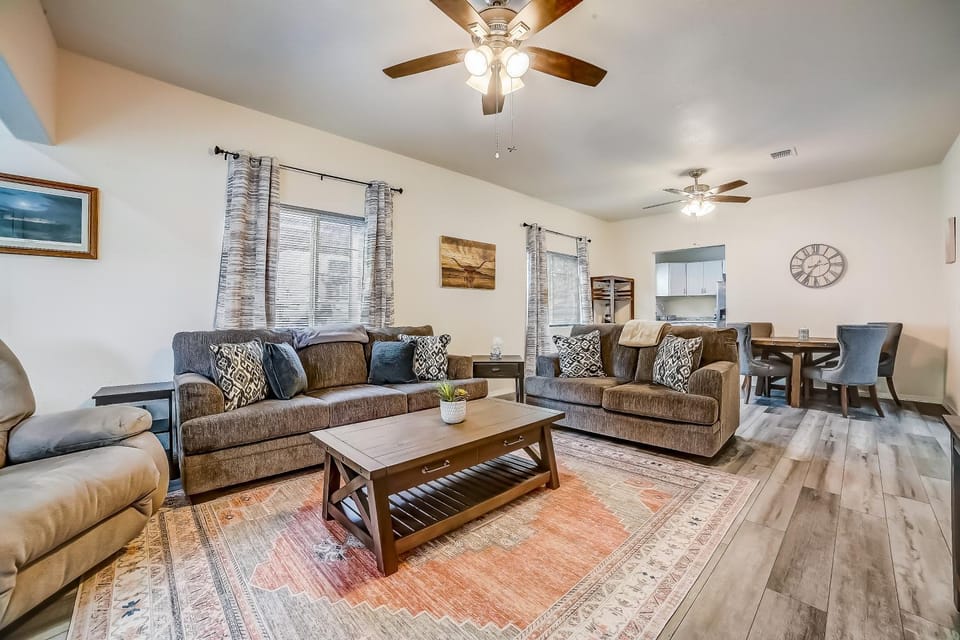 Roomy, modern farmhouse escape in the heart of downtown with central AC & heat House in San Antonio