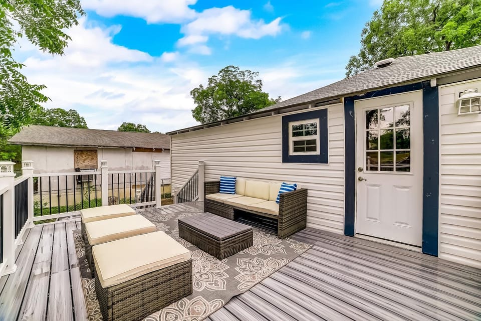 Roomy, modern farmhouse escape in the heart of downtown with central AC & heat House in San Antonio