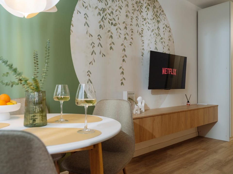 TV and multimedia, Seating area, Dining area