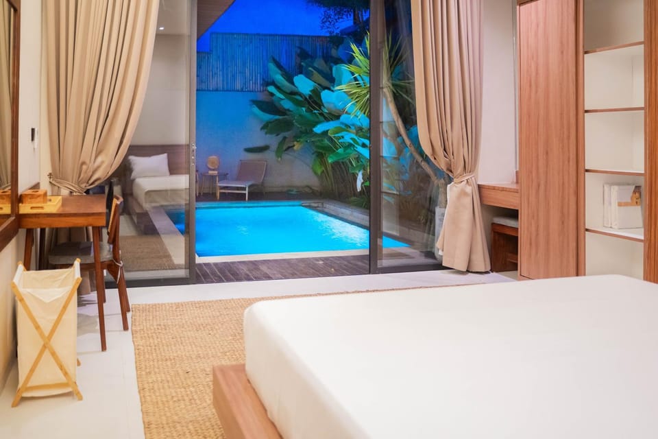 Bedroom, Swimming pool, Swimming pool