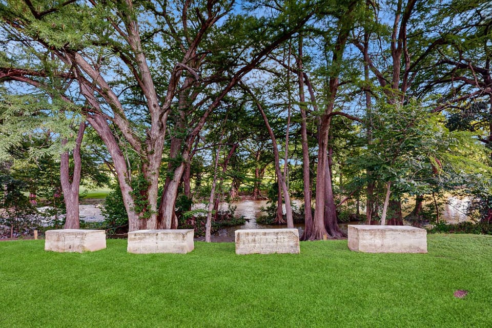 Condo by river & Schlitterbahn with pools, hot tubs, washer/dryer, central AC House in New Braunfels