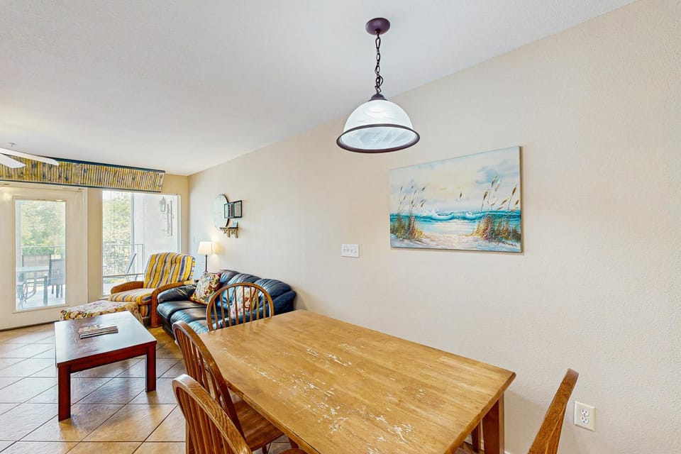 Condo by river & Schlitterbahn with pools, hot tubs, washer/dryer, central AC House in New Braunfels