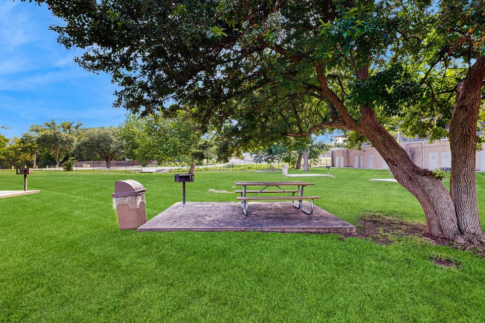 Condo by river & Schlitterbahn with pools, hot tubs, washer/dryer, central AC House in New Braunfels