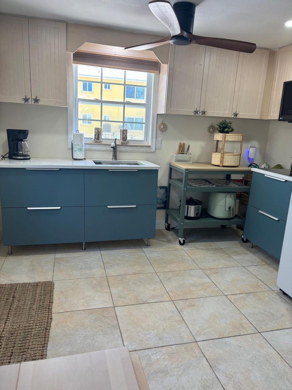 Kitchen or kitchenette, dishwasher, stove