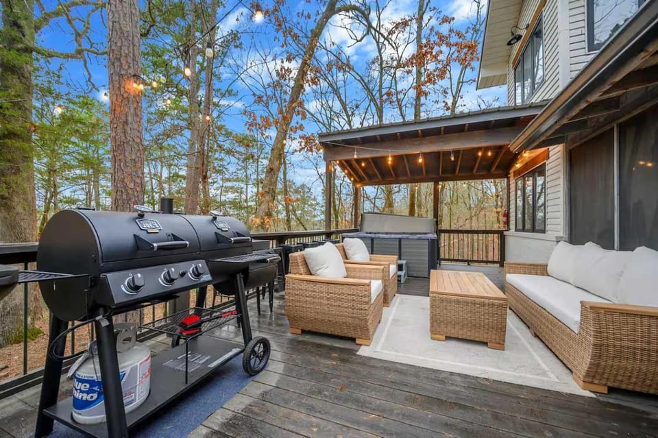Sleeps 16 - Hot Tub - Playground - Games - Firepit House in Broken Bow