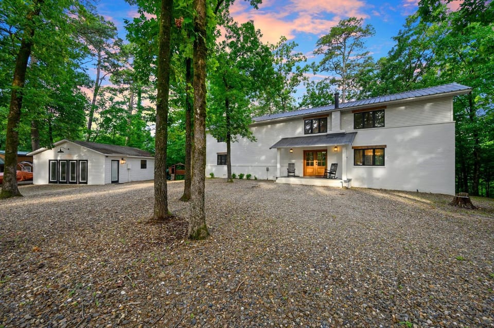 Sleeps 16 - Hot Tub - Playground - Games - Firepit House in Broken Bow
