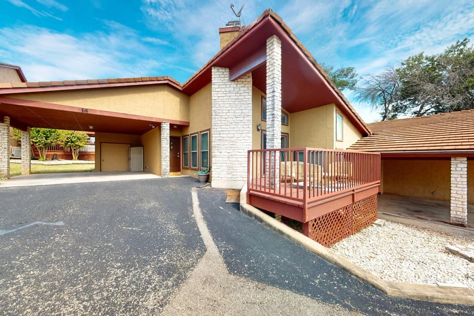 Dog-friendly condo with a gas fireplace, washer/dryer, AC, & cable TV House in Canyon Lake