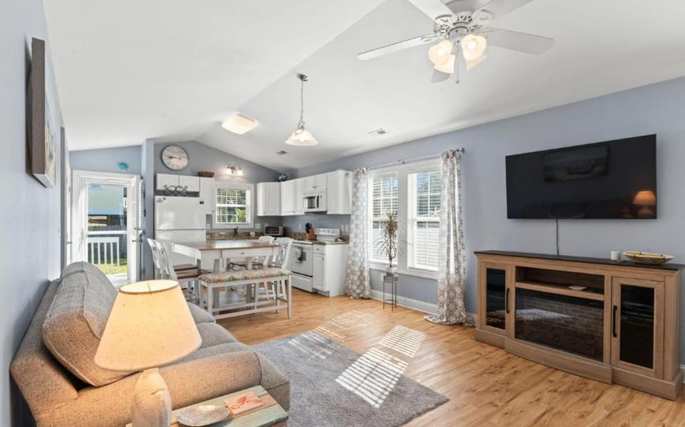 The Salty Bean - Pet Friendly Coastal Retreat House in Oak Island