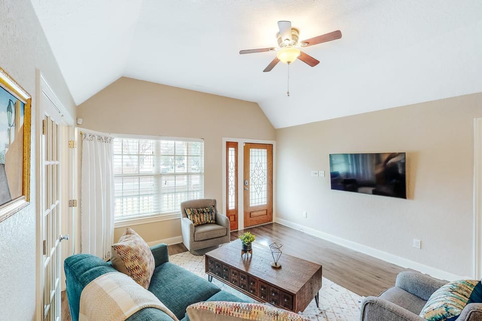 Welcoming home walkable to Steps of Alamodome & riverfront & near River Walk House in San Antonio